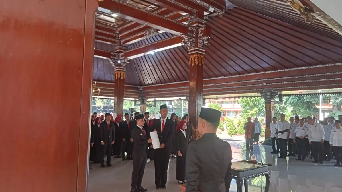 SEMRINGAH: Bupati Mojokerto Muhammad Albarraa melantik puluhan ASN di lingkungan Pemkab Mojokerto menjadi PNS setelah satu tahun menjalani masa percobaan, kemarin (15/5). (Dori JPRM) 