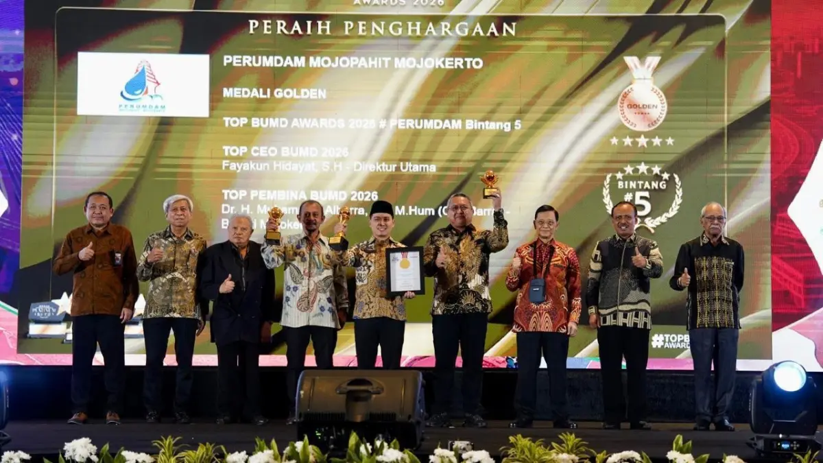 TERBAIK: Penghargaan TOP Pembina untuk Bupati Mojokerto&nbsp; Dr. H. Muhammad Albarraa, Lc, M.Hum, sebagai KPM Perumdam Mojopahit Mojokerto. (dok Perumdam Mojopahit Mojokerto for JPRM)