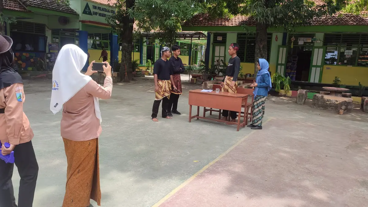 TERBATAS: Siswa SMPN 1 Sooko saat melaksanakan pembelajaran dengan menggunakan gadget. Mulai bulan depan, penggunaan gawai bagi siswa SD-SMP di Kabupaten Mojokerto akan dibatasi. (Oce JPRM)