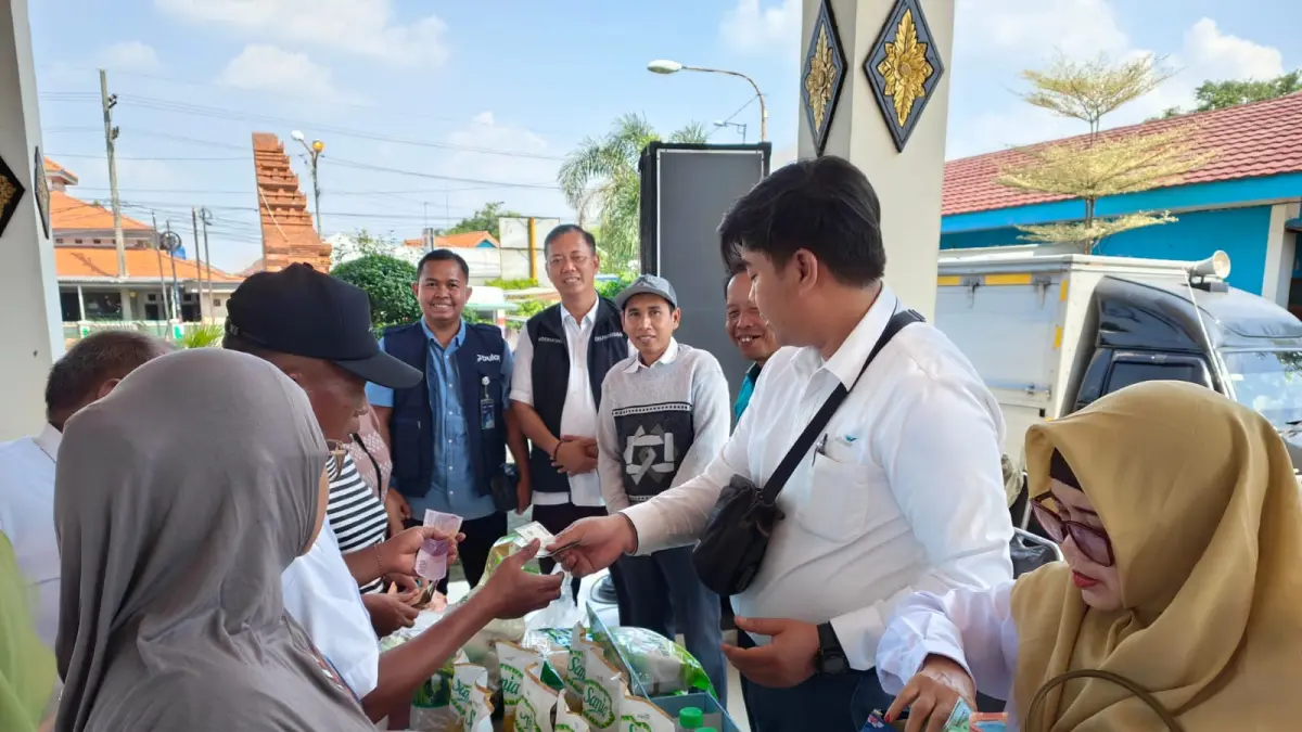 TERJANGKAU:&nbsp;Kepala Disperindag Kabupaten Mojokerto Noerhono bersama Pimpinan Bulog Mojokerto Muhammad Husin memantau antusiasme warga saat membeli beras SPHP, kemarin (15/4). (Dori JPRM)