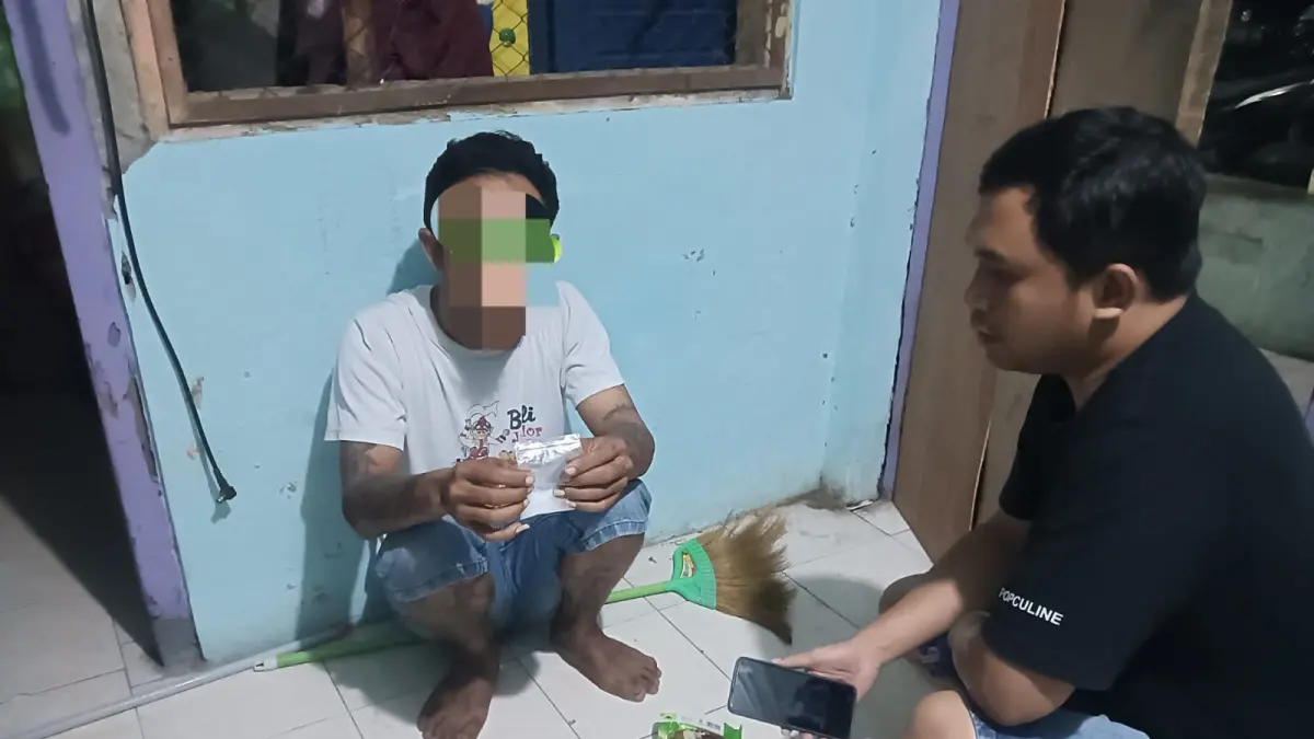 DIGAGALKAN: Barang bukti yang diamankan Satresnarkoba Polres Mojokerto dari tangan pelaku pengedar narkoba yang digerebek di sebuah rumah di Kelurahan Pulorejo, Kota Mojokerto.&nbsp;(Rizal JPRM)