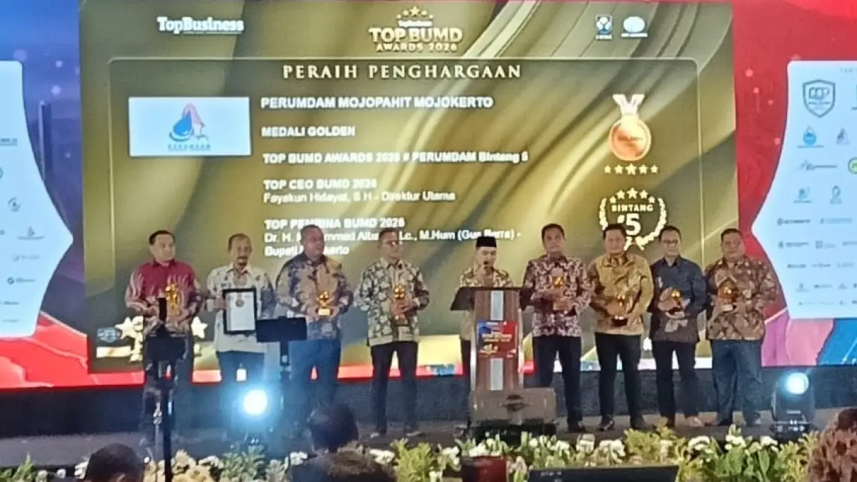 KADO MANIS: Bupati Mojokerto Dr. H. Muhammad Albarraa, Lc, M.Hum, menyampaikan sambutan usai RSUD RA Basuni Kabupaten Mojokerto meraihkan Penghargaan TOP BUMD Bintang 4 di Dian Ballroom Hotel Raffles Jakarta, Senin (13/4). 