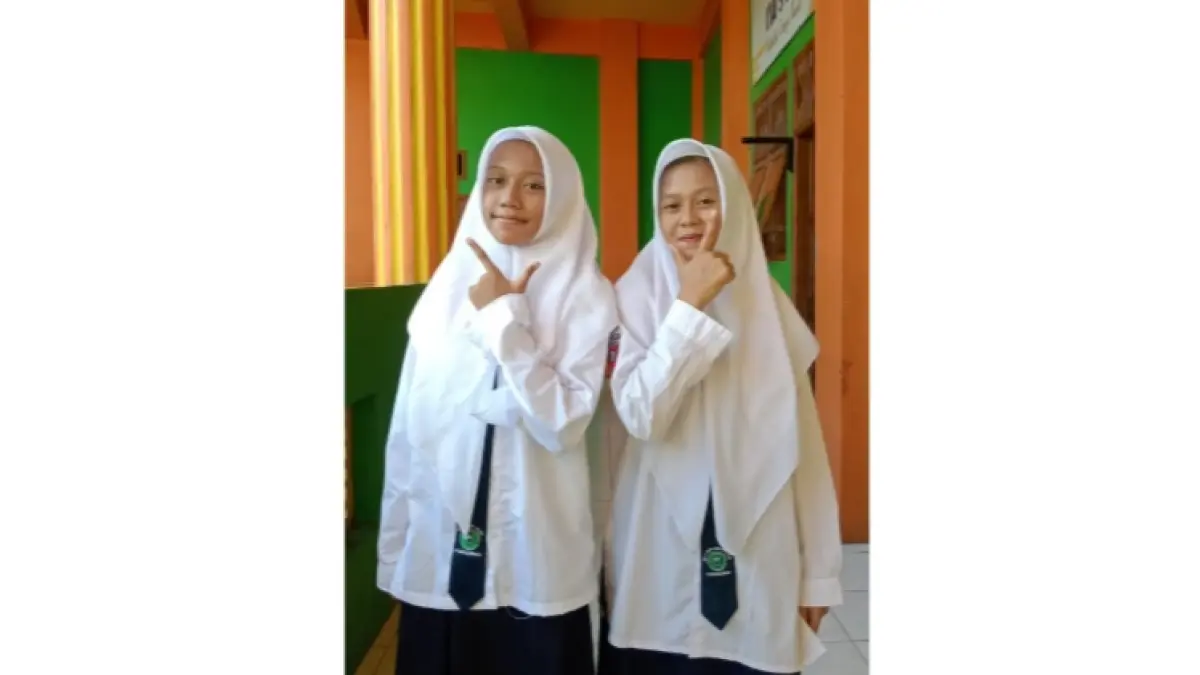 Marentha Alivia Fitri dan Nailatul Izzahlitah, 9 Social Class MTs 2 Nurul Islam Mojokerto, Pembimbing: Inayatu Khoirul Magfiroh, M.Pd.

