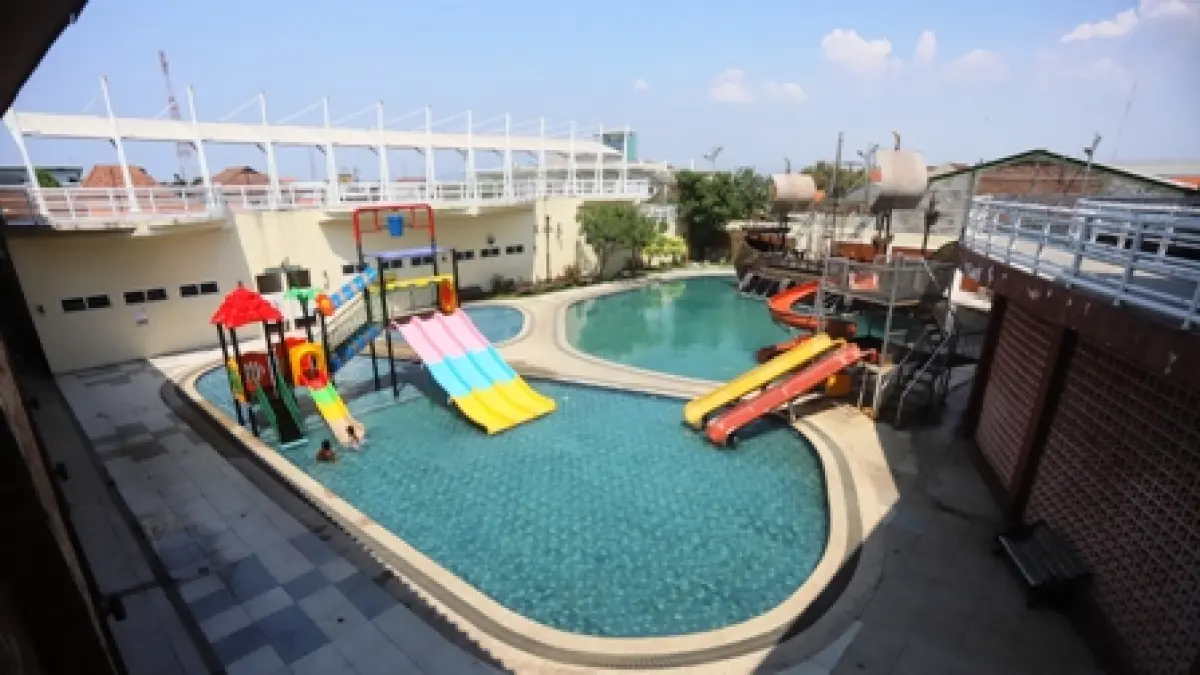 MINIM WAHANA: Suasana sepi terlihat di area wisata kolam renang Pemandian Sekarsari, Jalan Empunala, Kecamatan Magersari, Kota Mojokerto, (16/4) kemarin. (Sofan JPRM)