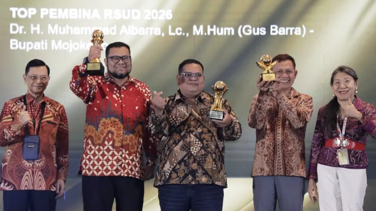 PRESTISE: Direktur RSUD RA Basoeni Kabupaten Mojokerto dr. Rasyid Salim Sp.KJ (K) menunjukkan penghargaan TOP Pembina bagi Bupati Mojokerto, TOP CEO bagi Direktur RSUD RA Basuni, dan TOP BUMD Awards 2026.