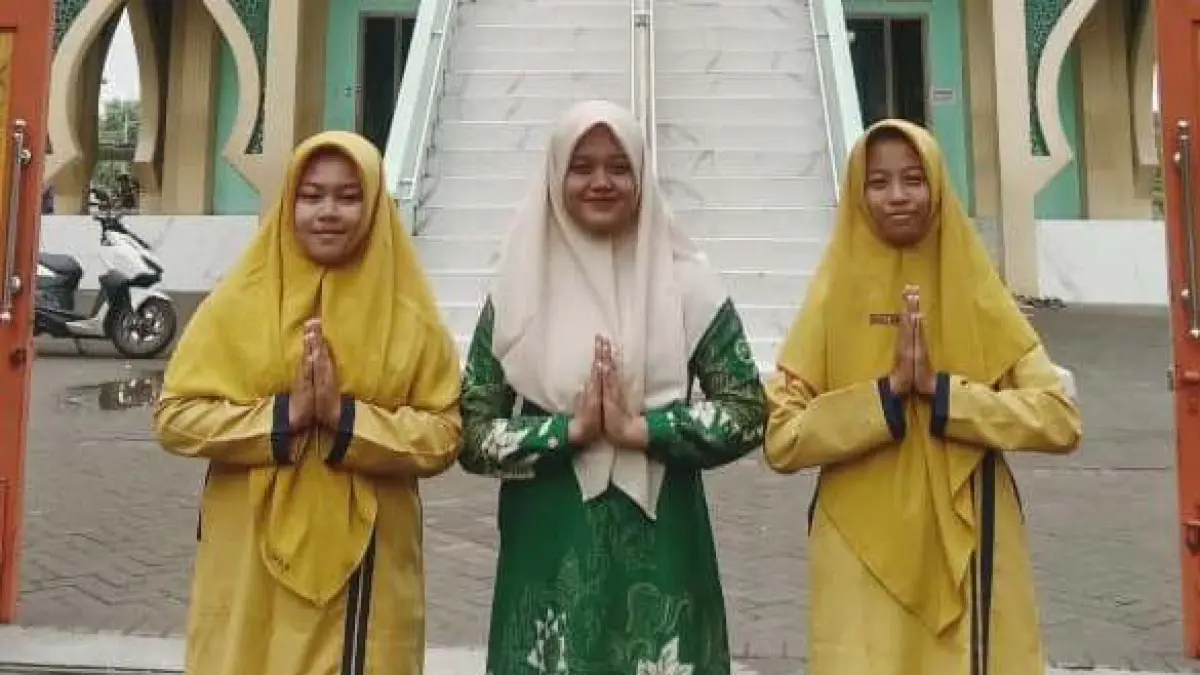 Anis Rahmawati, Silvi Anggellearga Alfianti, dan Felicia Angie Sofiantika Putri, 9 Social Class MTs 2 Nurul Islam Mojokerto.
