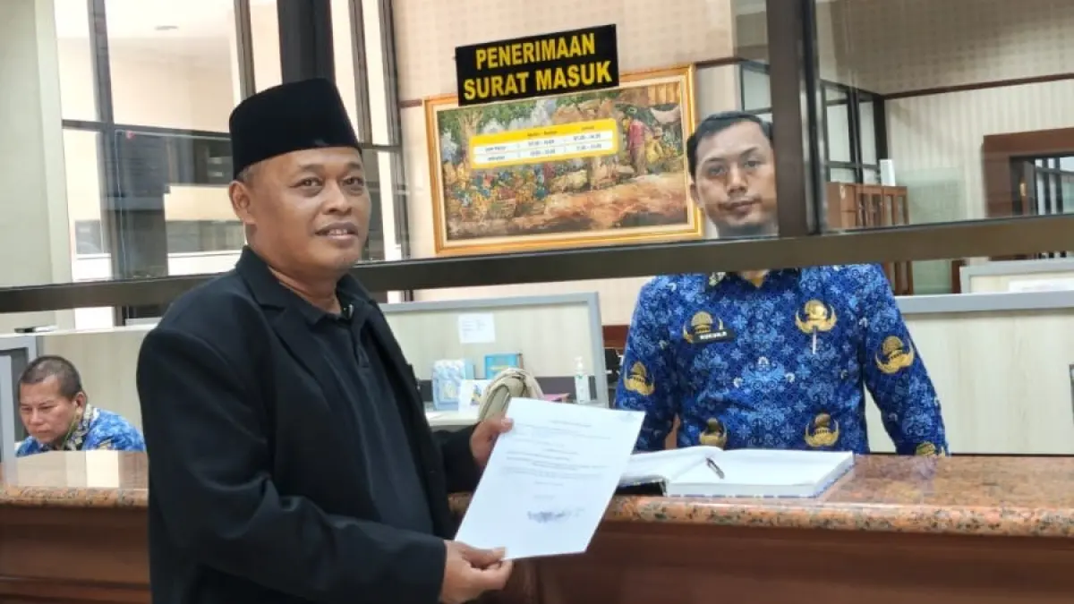 BERPOLEMIK: Rif’an Hanum menyerahkan surat upaya banding administratif terkait penerapan parkir berlangganan di Kota Mojokerto ke Pemprov Jatim, kemarin (17/4). (dok Rif