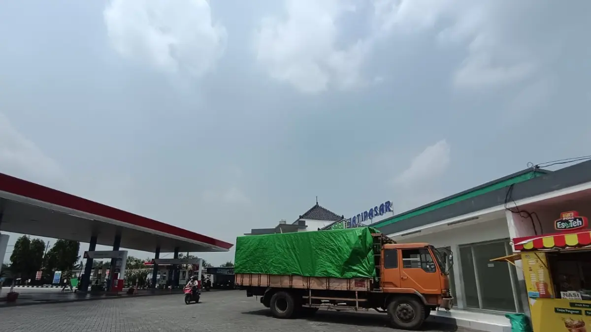 DISELIDIKI: Tempat kejadian perkara di area parkir SPBU Desa Jatipasar, Kecamatan Trowulan, Kabupaten Mojokerto yang jadi sasaran aksi pencurian.&nbsp; (Rizal JPRM)