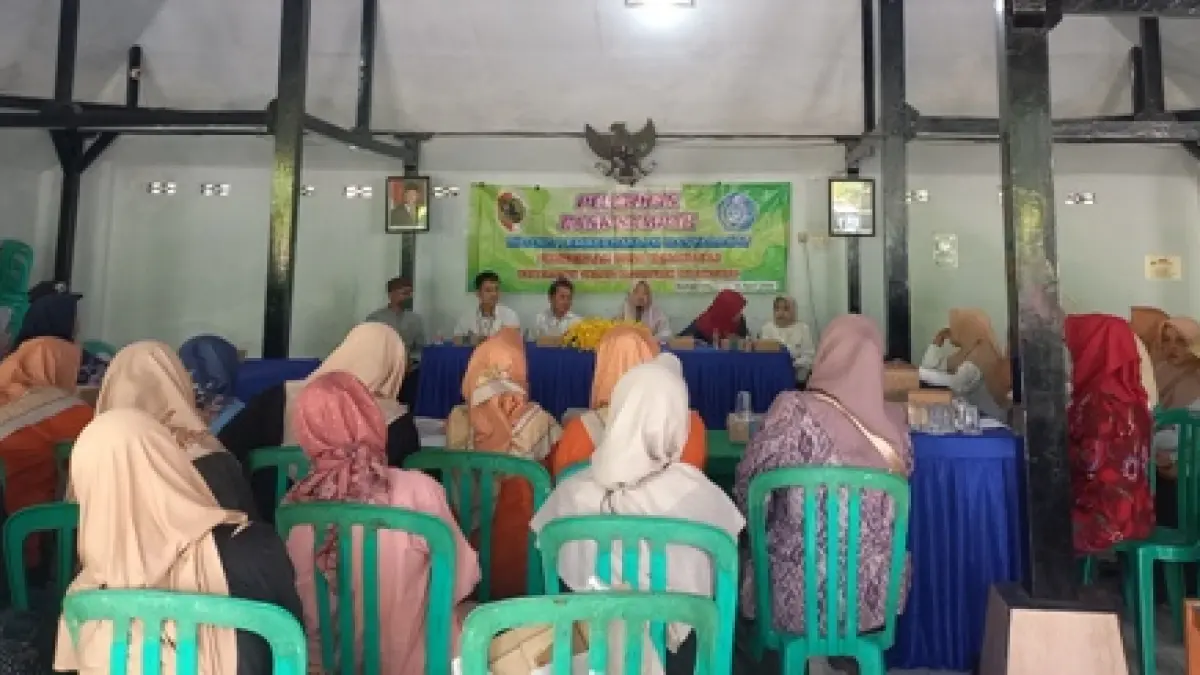 DISOSIALISASIKAN: Pemdes Kemantren, Kecamatan Gedeg, memberikan arahan kepada sejumlah elemen dan tokoh masyarakat setempat terkait imbauan mewujudkan program Desa Mandiri, Kamis (16/4). (Oce JPRM)
