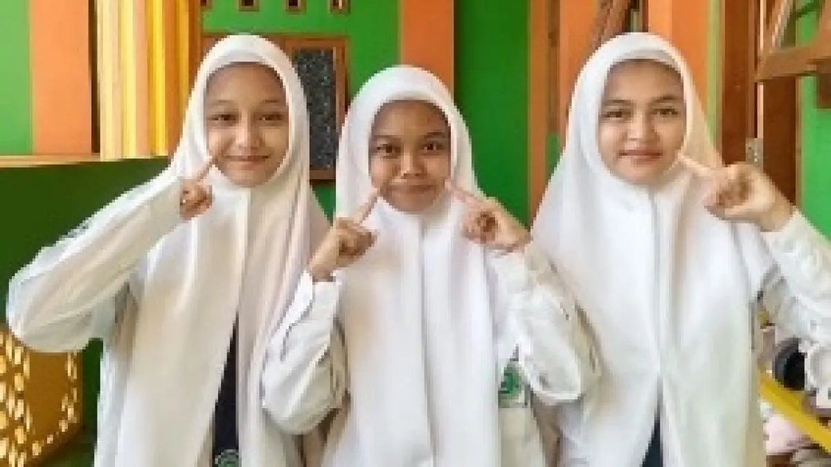 Fildza Lidya Khairunnisa dan Nur Inayatul Falakhiyah, 9 Social Class MTs 2 Nurul Islam Mojokerto.
