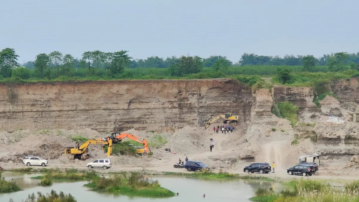KAWASAN LP2B: Tim Terpadu Pertambangan MBLB Kabupaten Mojokerto saat sidak lokasi galian C ilegal di Desa Karangdiyeng, Kecamatan Kutorejo, kemarin (17/4). (Dori JPRM)