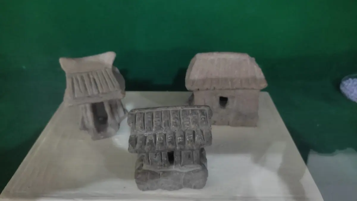 MINIATUR: Maket rumah tapak dari masa Kerajaan Majapahit koleksi Museum Majapahit.
