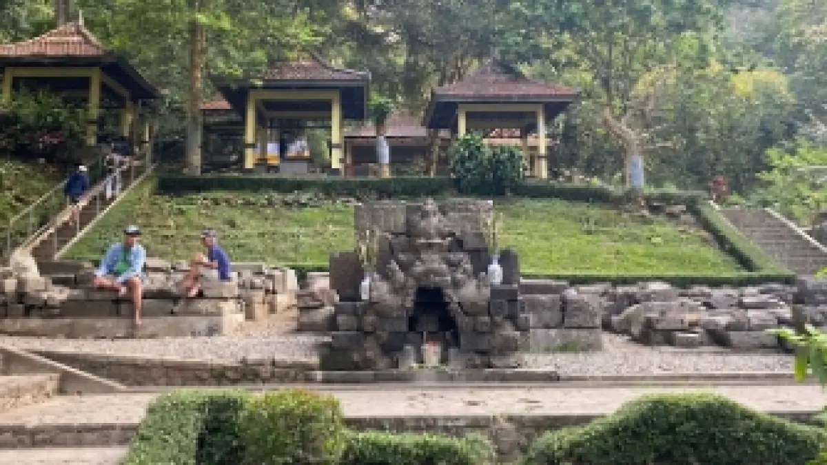 “Petirtaan Jolotundo, pemandian kuno di lereng Gunung Penanggungan. Airnya diyakini membawa berkah, kesembuhan, bahkan awet muda, menjadikannya legenda hidup Mojokerto.”