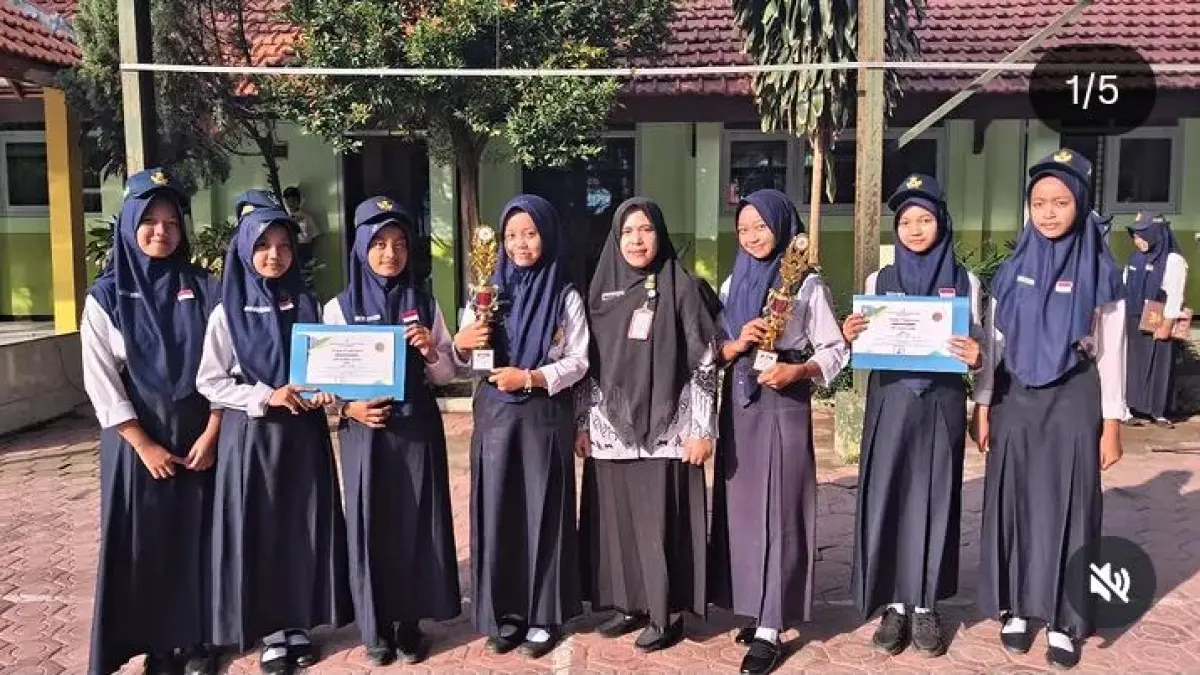 POTENSI TALENTA: Kepala SMPN 2 Ngoro Satsuana Jatiningtyas bersama para siswa berprestasi baik di bidang akademik maupun nonakademik.