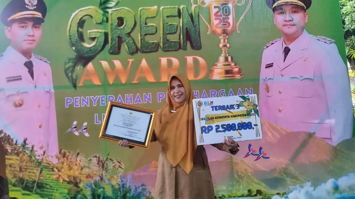 POTENSI TALENTA: Kepala SMPN 2 Ngoro Satsuana Jatiningtyas bersama para siswa berprestasi baik di bidang akademik maupun nonakademik. 