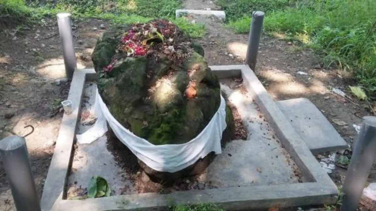 Watu Blorok di Desa Kupang, Kecamatan Jetis, Kabupaten Mojokerto menyimpan sejuta cerita.