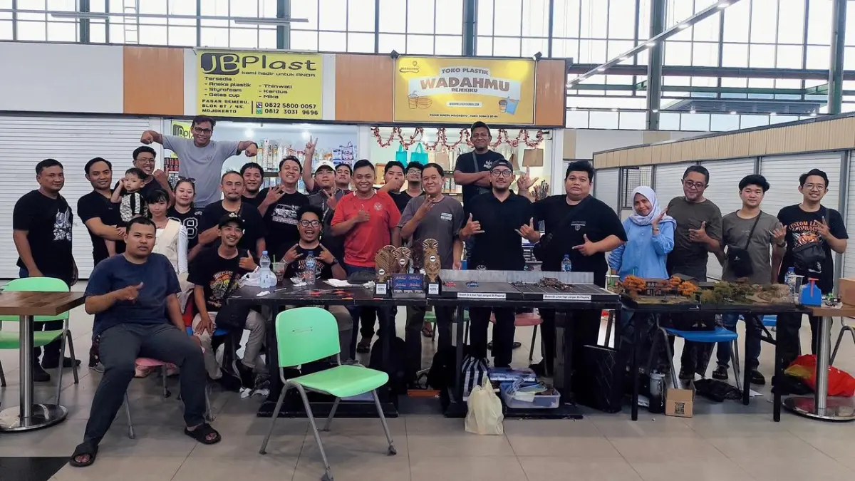 BIG FAMILY:&nbsp;Diecaster Mojokerto Club setelah acara halal bihalal dan menggelar kompetisi di Pasar Semeru, Minggu (5/4) lalu. (Dodik JPRM)