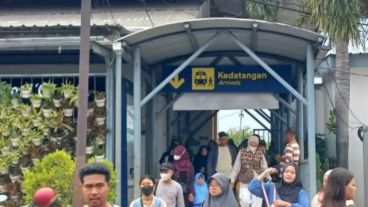 KIAN RAMAI: Aktivitas penumpang yang tiba di Stasiun Mojokerto saat arus balik Lebaran pada akhir Maret lalu. Jumlah penumpang yang turun dan berangkat tercatat mengalami peningkatan secara signifikan kurung triwulan pertama 2026. (dok JPRM)