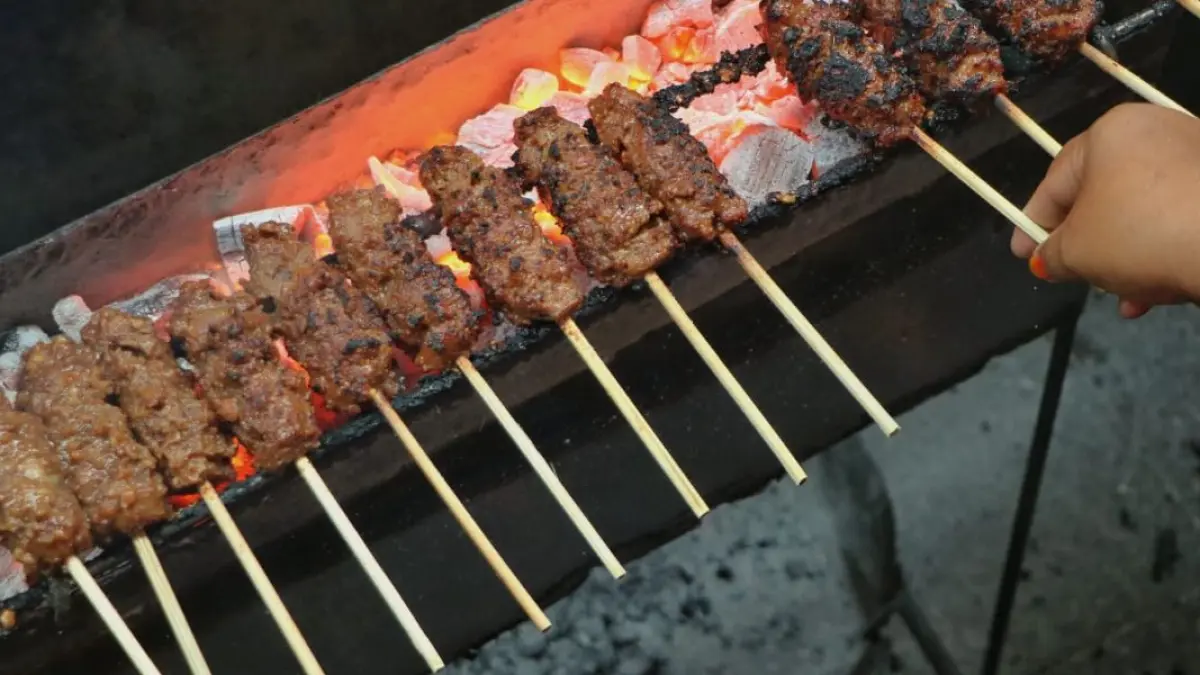 Kuliner Legendaris Mojokerto: Rahasia Kelezatan Sate Kelapa yang Bertahan Puluhan Tahun.