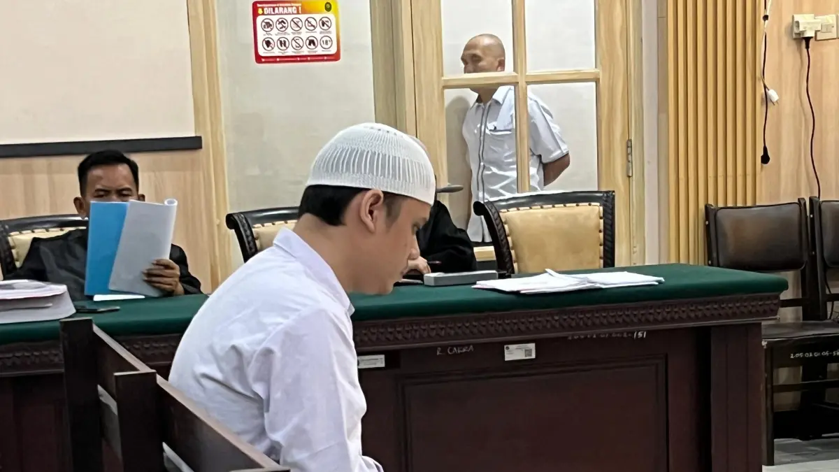 MEMBELA: Alvi Maulana, terdakwa pembunuhan dan mutilasi Tiara Angelina Saraswati saat menjalani sidang pledoi di Pengadilan Negeri Mojokerto, Senin (13/4). (Farisma JPRM)