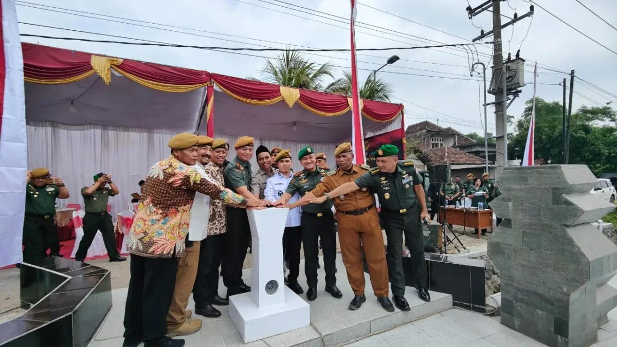 PERJUANGAN: Danpussenarhanud Mayjen TNI R. Edi Setiawan didampingi Bupati Mojokerto Muhammad Albarraa dan Kepala Desa Parengan Sali saat meresmikan Monumen Plat Gombrek di Desa Parengan, Kecamatan Jetis, tahun 2025 lalu.
