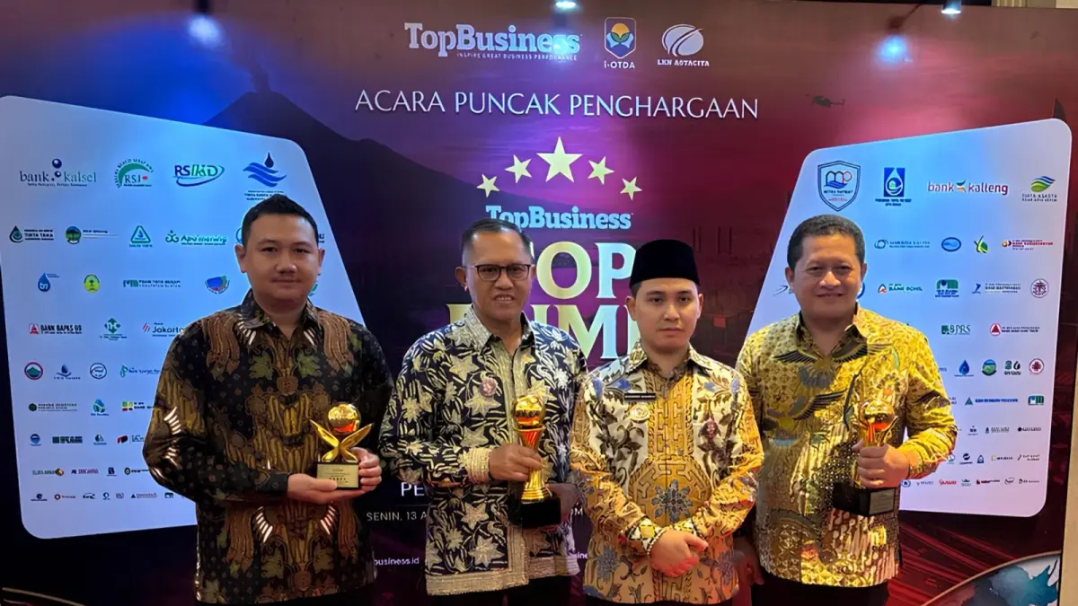 MEMBANGGAKAN: Bupati Mojokerto Dr. H. Muhammad Albarraa, Lc, M.Hum, selaku Pembina BPR Majatama bersama Komisaris Utama Teguh Gunarko dan Direktur Utama Tri Hardianto menerima penghargaan TOP BUMD Awards 2026 yang diselenggarakan Majalah TOP BUSINESS di Jakarta, Senin (13/4).