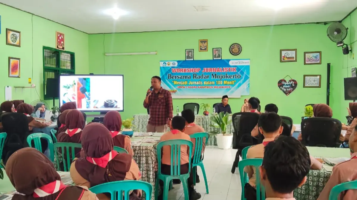 ANTUSIASME: Suasana workshop Jurnalis Mengajar yang digulirkan Jawa Pos Radar Mojokerto diikuti 100 siswa SMPN 2 Ngoro, Sabtu (18/4). (INDAH)