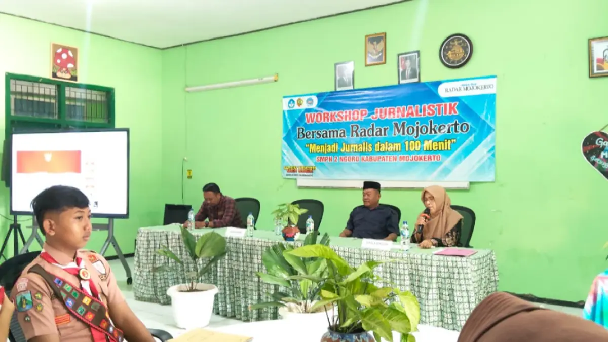 ANTUSIASME: Suasana workshop Jurnalis Mengajar yang digulirkan Jawa Pos Radar Mojokerto diikuti 100 siswa SMPN 2 Ngoro, Sabtu (18/4). (Ok-ris/ INDAH)