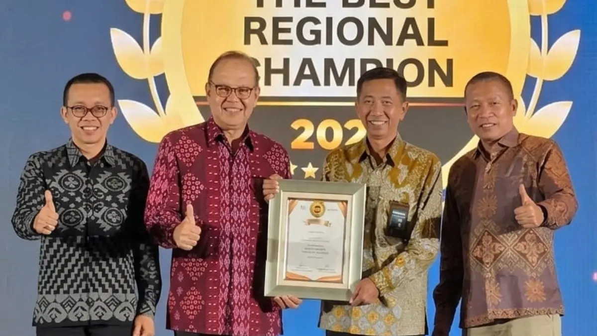 BERKINERJA SEHAT: PT BPR Majatama Perseroda menerima penghargaan The Best Regional Champion di ajang The Best Regional Champion Awards oleh Infobank Media Group, The Asian Post di Solo, Kamis (16/4).