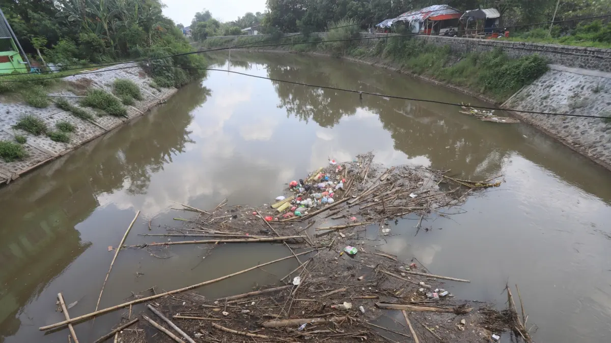 BERULANG: Tumpukan sampah memenuhi aliran Sungai Brangkal di bawah Jembatan Murukan, Jalan KH Usman, Kelurahan Surodinawan, Kecamatan Prajurit Kulon, Kota Mojokerto, kemarin (19/4). (Foto// sofan)