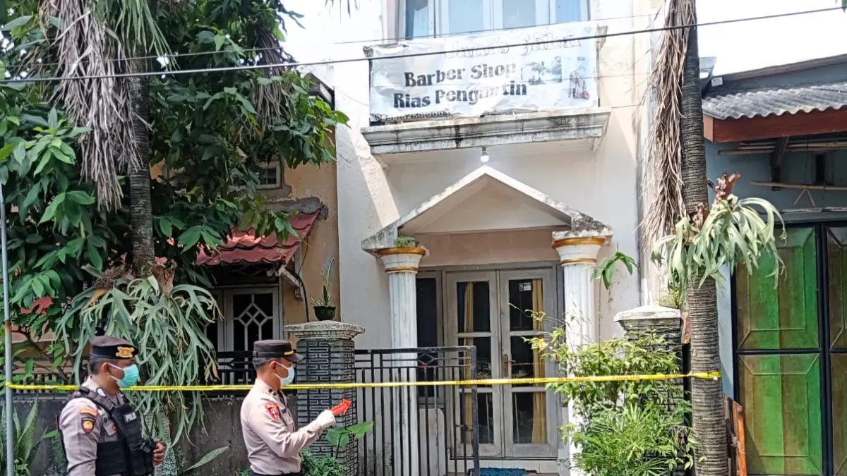 GARIS POLISI: Petugas memasang garis polisi di lokasi penemuan mayat pemilik salon di Perum Griya Permata Meri, Kelurahan Meri, Kecamatan Kranggan, Sabtu (18/4). (Foto // vad)
