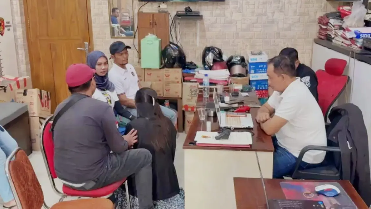 IM bersimpuh dan meminta maaf ke Lutfviana Indriana saat dipertemukan di Mapolres Mojokerto Kota, pada Minggu (19/4). 