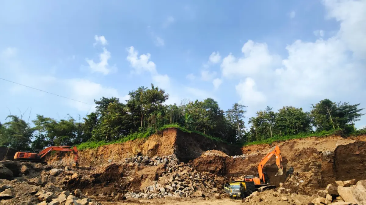 POTENSI KEBOCORAN PAD: Alat berat tampak melakukan aktivitas pengerukan bebatuan di bawah kaki Gunung Penanggung di Desa Srigading, Kecamatan Ngoro, Kamis (16/4). (Ok-ris)