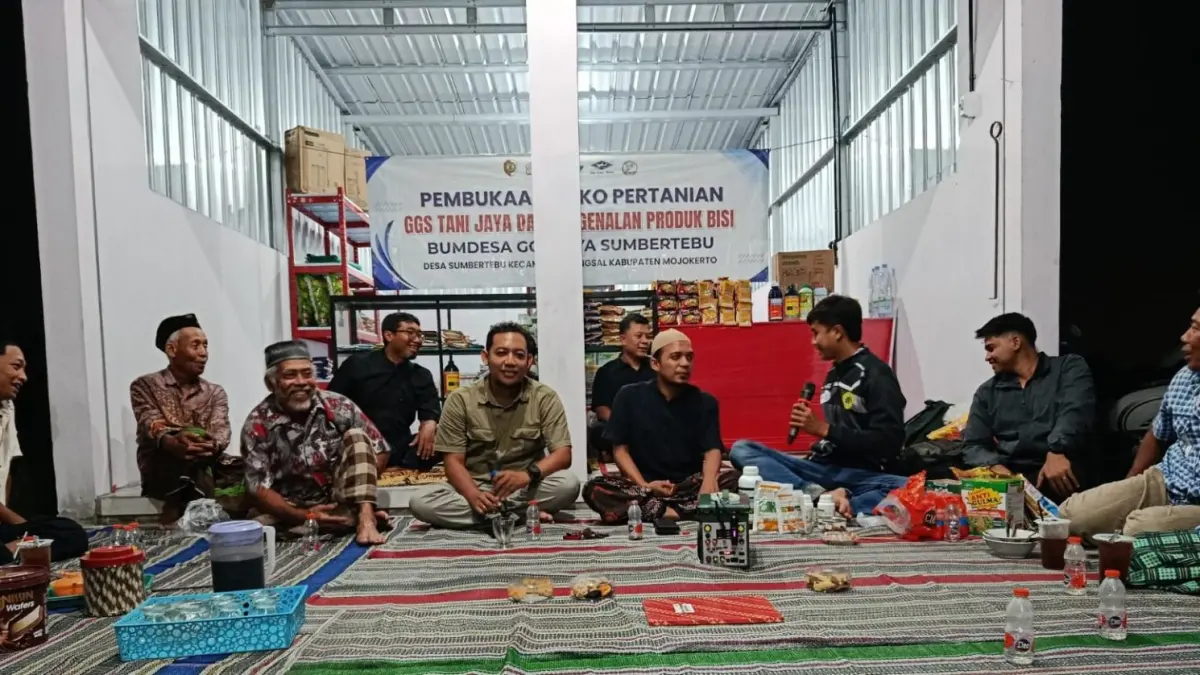 SIAP MELAYANI: Pengurus BUMDes bersama sejumlah perwakilan masyarakat Desa Sumbertebu hadir meresmikan toko pertanian GGS Tani Jaya. (INDAH)