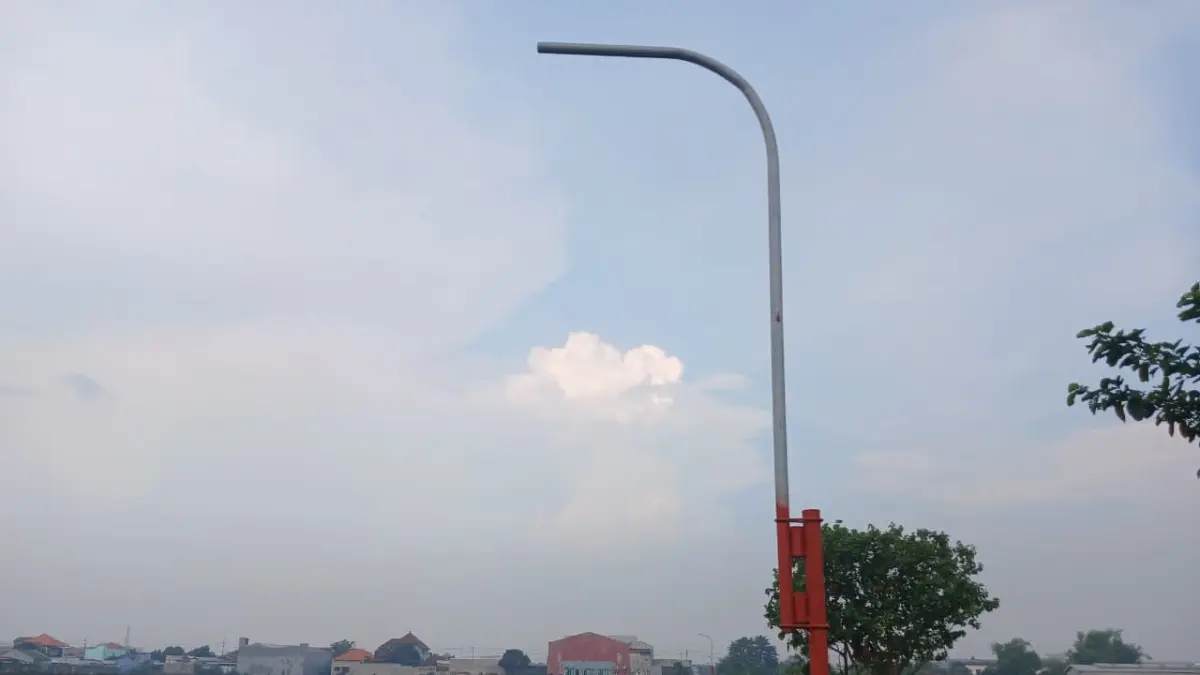 TAK TEREALISASI: Tiang lampu PJU di Jalan Ken Dedes, Kelurahan Kedundung, Kecamatan Magersari, Kota Mojokerto, belum berfungsi, kemarin (19/4). Foto// adi
