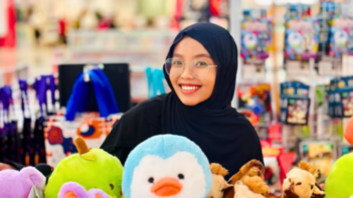 BANYAK PILIHAN: Bazar Gramedia di Sunrise Mall Mojokerto memberikan penawaran spesial untuk aneka boneka yang menarik.