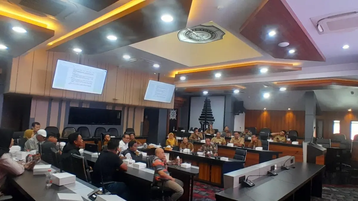 DIKLARIFIKASI: Tim Terpadu Pertambangan MBLB Kabupaten Mojokerto mengklarifikasi pemilik tambang sebagai tindak lanjut monitoring di kantor Pemkab Mojokerto, kemarin (20/4). 