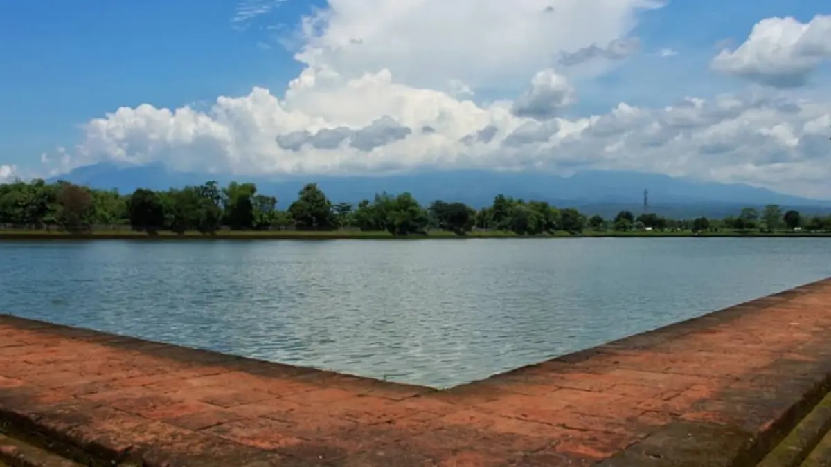 Jejak kejayaan Majapahit tersimpan di Kolam Segaran Trowulan.