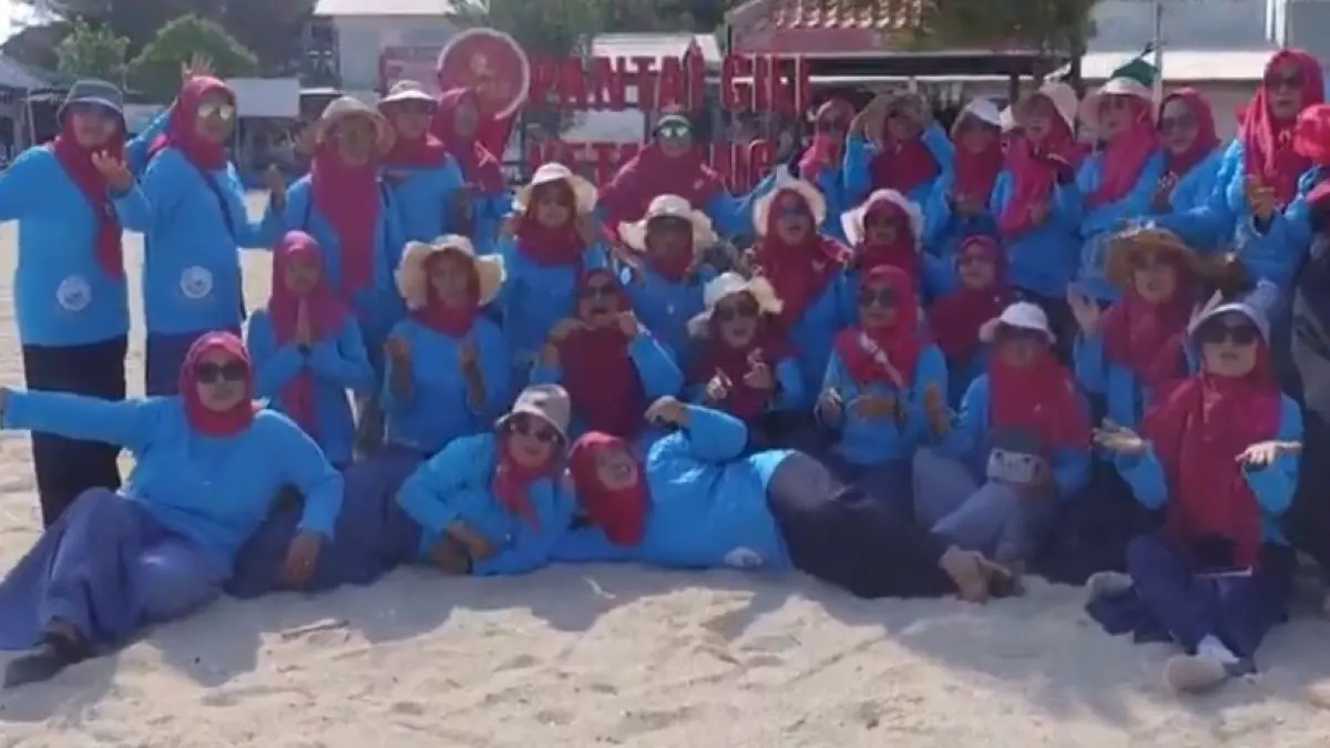KOMPAK: Anggota KoReMM menjajal skill renang mereka dengan latihan bersama dan nuansa baru di Gili Ketapang, Kabupaten Probolinggo. 