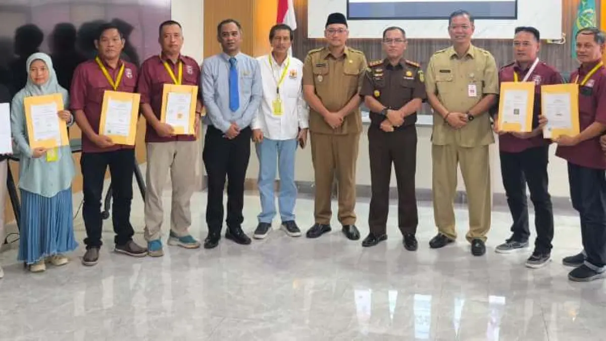 PERKUAT EKONOMI: Wabup dr. M. Rizal Octavian dan Kajari Kabupaten Mojokerto Fauzi didampingi Kadisperindag Noerhono, foto bersama usai penyerahan legalitas usaha para IKM, kemarin (20/4). (Dori JPRM)