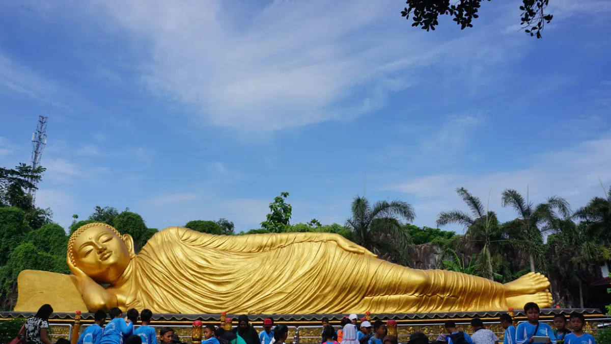 “Dengan panjang 22 meter, Patung Buddha Tidur di Maha Vihara Majapahit adalah salah satu yang terbesar di Asia Tenggara.”