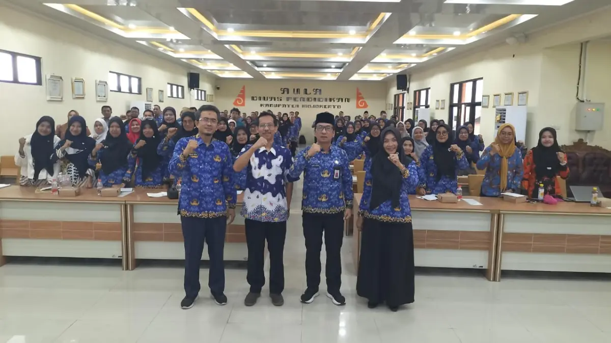DIMASIFKAN:&nbsp;Kepala Dispendik Amsar Azhari Siregar menyampaikan sosialisasi SMPB 2026/2027 kepada kepala satuan pendidikan jenjang TK-SMP, beberapa waktu lalu. 