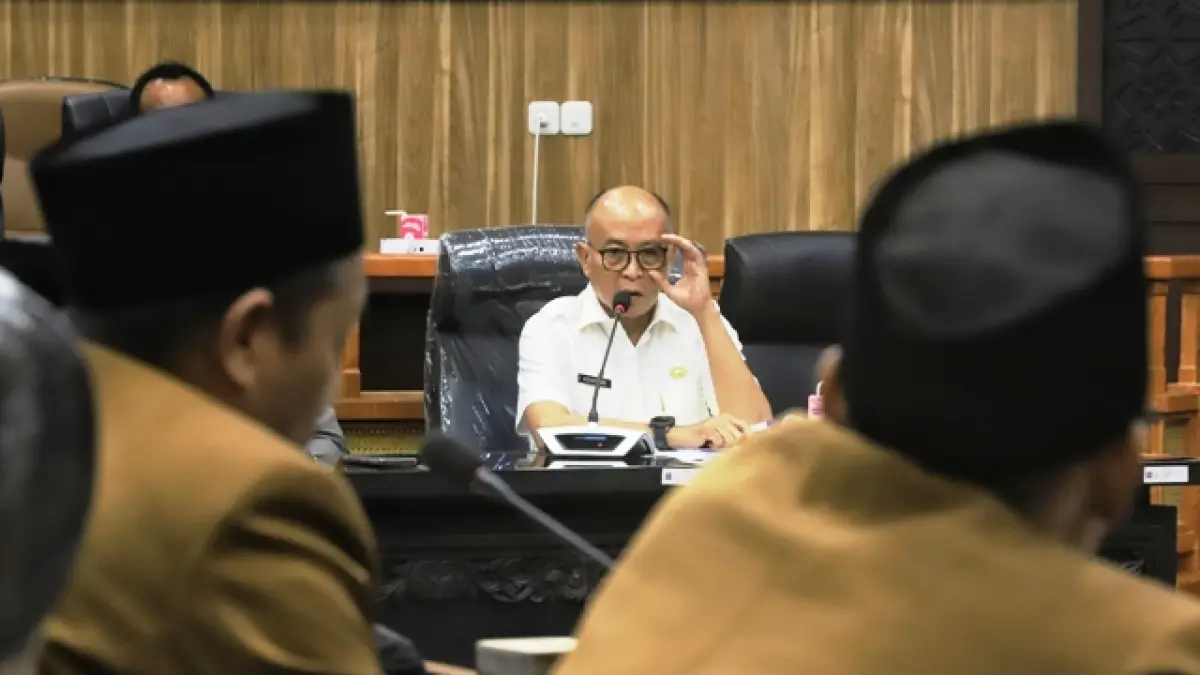DINILAI DISKRIMINATIF: Kepala Dikbud Kota Mojokerto Agung Moeljono Subagijo menyampaikan keterangan dalam RPD yang digelar Komisi III DPRD Kota Mojokerto terkait keluhan madrasah terhadap kebijakan Bosda 2026, Rabu (8/4). (Sofan JPRM)