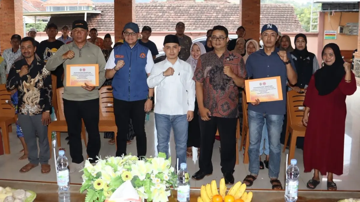 DISALURKAN: Bupati Muhammad Albarraa didampingi Kalaksa BPBD Kabupaten Mojokerto Rinaldi Rizal Sabirin menyerahkan bansos bagi warga terdampak bencana, Sabtu (18/4). (Rizal JPRM)