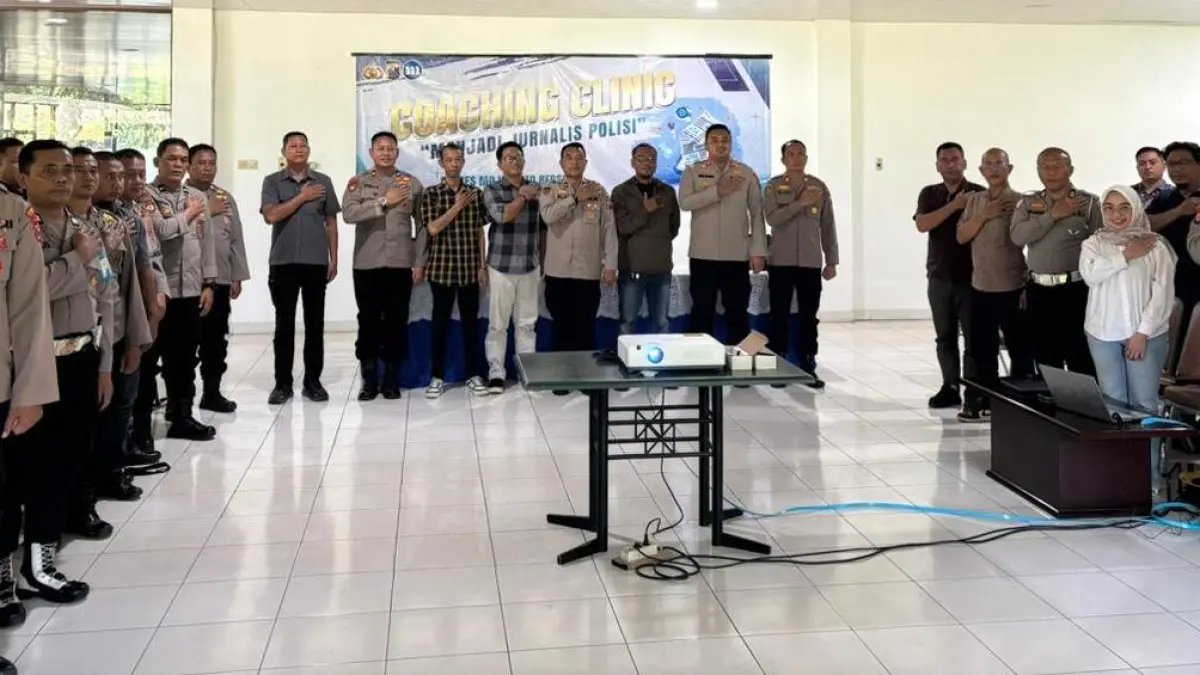 KOLABORATIF: Kabag SDM Polres Mojokerto Kompol Elik Ulsani beserta tim Humas Polres Mojokerto dan JPRM berfoto bersama dengan peserta coaching clinic di aula NIP, Kecamatan Ngoro, kemarin (21/4). (dok Humas Polres Mojokerto for JPRM)