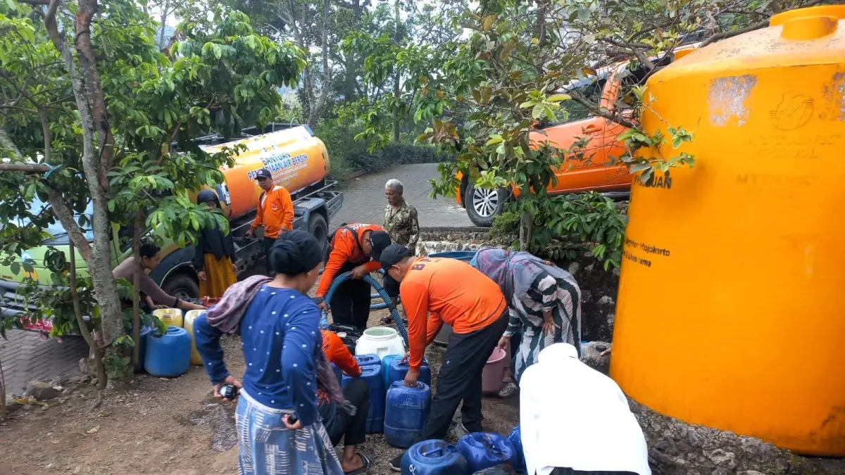 KRISIS AIR: BPBD Kabupaten Mojokerto menyuplai bantuan air bersih kepada warga Desa Kunjorowesi, Kecamatan Ngoro yang terdampak bencana kekeringan saat musim kemarau tahun lalu. (dok JPRM)