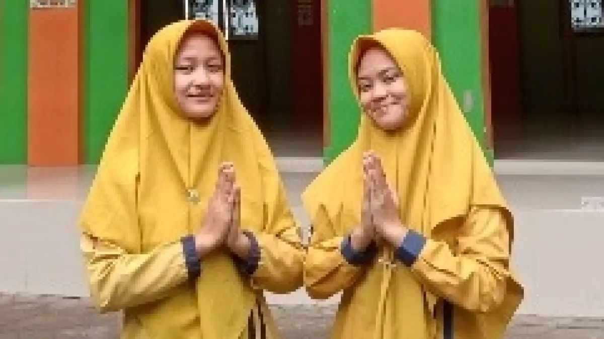 Meisa Putri Fahrozi dan Fely Aulia Zahrotushita, 9 Social Class MTs 2 Nurul Islam Mojokerto.
