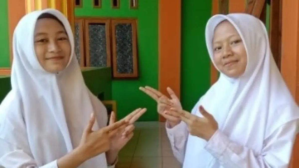 Oleh: Kirani Bilqis Asyari dan Nazwa Ayu Atiqah Zahwa, Kelas 9 Social Class MTs 2 Nurul Islam Mojokerto.
