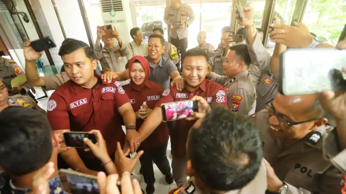 PELATIHAN: Peserta coaching clinic mempraktikkan pengambilan foto dan wawancara cegat atau doorstop, kemarin (21/4). (Sofan JPRM)