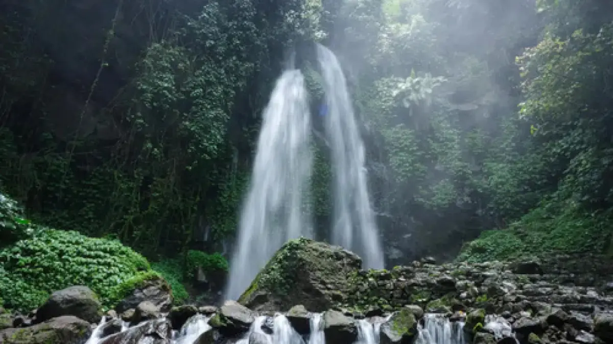 “Sejuknya Dlundung bukan hanya menenangkan raga, tetapi juga menghadirkan nuansa spiritual yang penuh misteri.”
